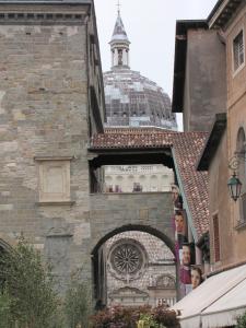 708) Bergamo - Cappella Colleoni von Piazza Vecchia aus