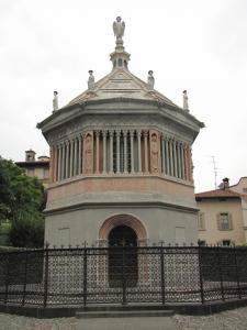 711) Bergamo - Baptisterium auf Piazza Duomo