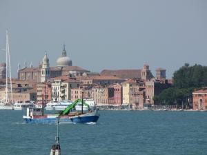 404) Venedig - Sestiere (Stadtteil) Castello vom Wasser aus