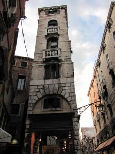 496) Venedig - schmales Haus bei Rialto, Seite Sestiere S Marco