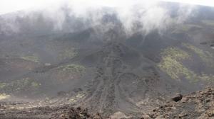 182 12-227 Etna - Ausbruchsstelle 2002  weit neblig