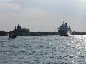 470) Venedig - Canale della Giudecca mit Kreuzfahrtschiff